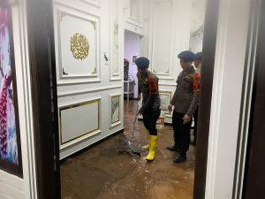 Hujan Deras di Bandar Lampung Sebabkan Banjir dibeberapa lokasi, Tim SAR Brimob Lampung Sigap Bantu Warga Terdampak Banjir.