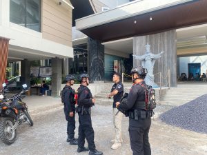 Jamin Keamanan Ibadah Minggu, Detasemen Gegana Satbrimob Polda Lampung Laksanakan Patroli Dialogis di Sejumlah Gereja