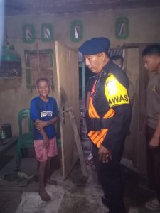 Respon Cepat Personel Batalyon B Pelopor Berhasil Bantu Padamkan Kebakaran Rumah Warga di Lampung Tengah