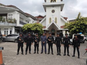 Jaga Kondusivitas Kota, Detasemen Gegana Satbrimob Polda Lampung Gelar Patroli Dialogis di Sejumlah Gereja
