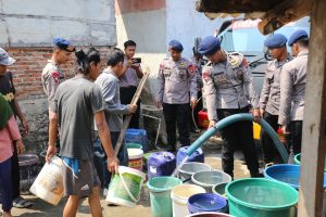 Satuan Brimob Polda Lampung Distribusikan Bantuan Air Bersih untuk Masyarakat