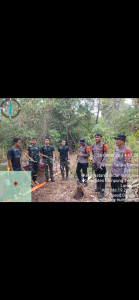 Satuan Brimob Polda Lampung Terjun Langsung Tangani Kebakaran Hutan di Kawasan Taman Nasional Way Kambas